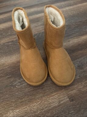 9T Classic Chestnut Old Navy Faux Shearling-Lined Boots